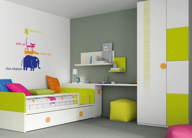armoire-chambre-enfant-jaune-blanc-poignée-orange-chaud-lit-blanc-jaune