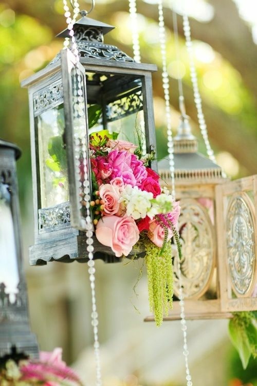 arrangements floraux dans lanternes look bohème