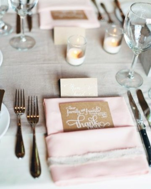 arts de la table couvert serviette pliee rose