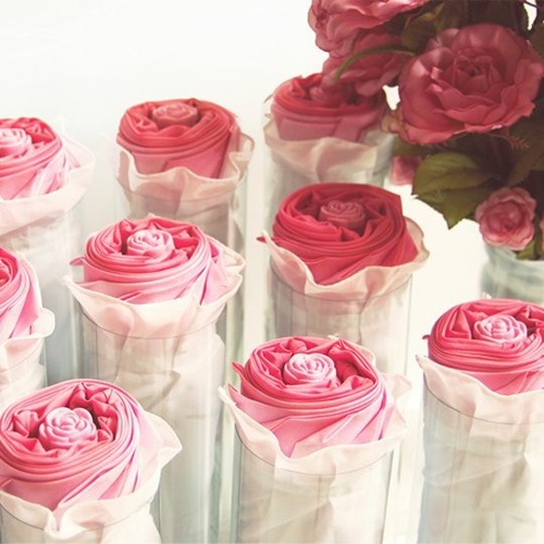 arts de la table rose blanc verre fleur serviette