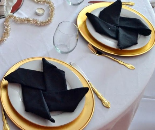 arts de la table serviette noir or assiette doree