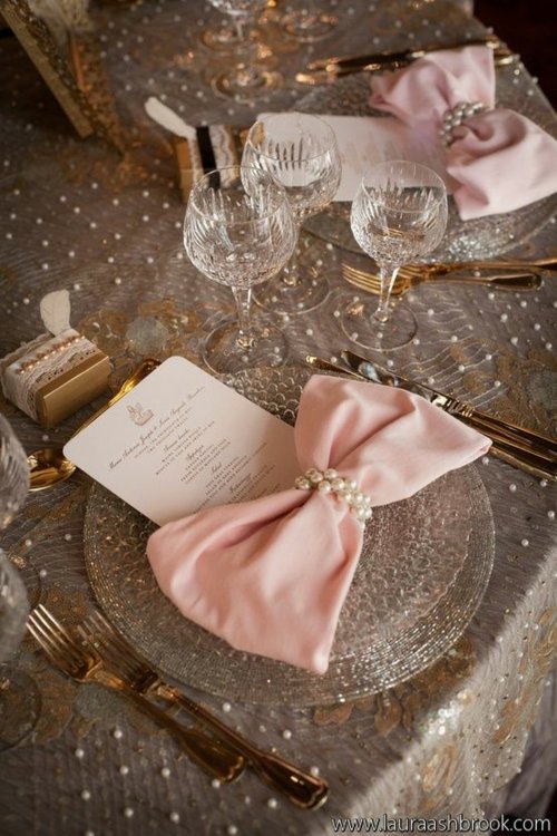 arts de la table verre vin serviette rose satin