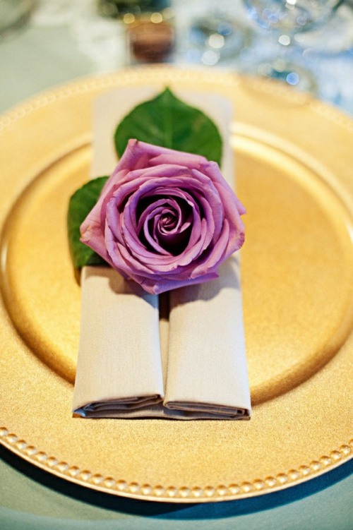 arts table assiette doree rose violette serviette