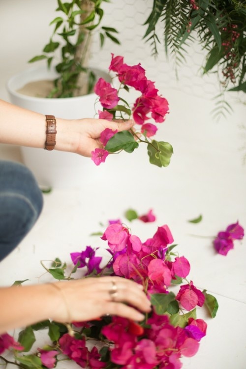 assembler fleurs pour former couronne DIY