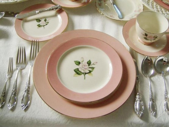 assiettes roses déco élégante table