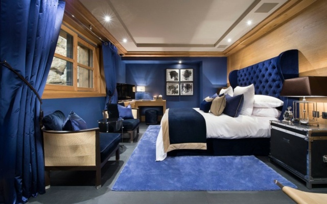 La chambre à coucher en bleu royal luxe design intérieur