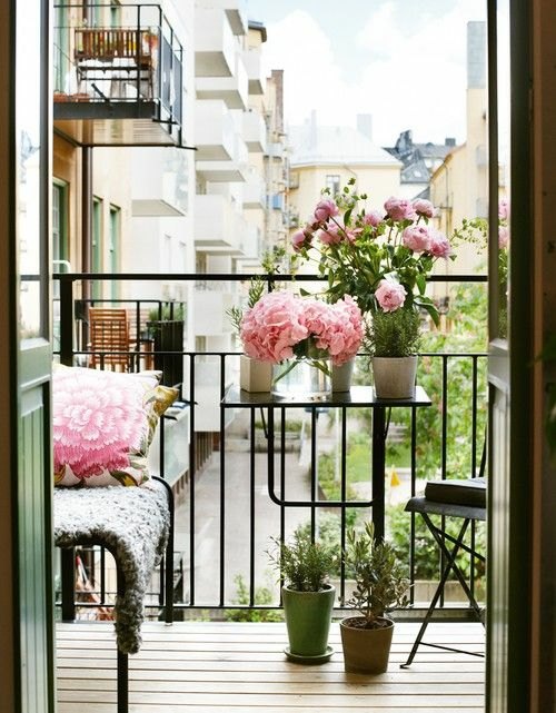 balcon de style scandinave accents fleurs