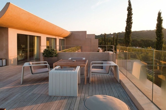 balcon terrasse spacieux meubles design