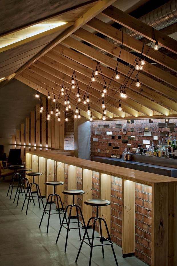 bar déborde de caractère plafond et bar poutrelles bois