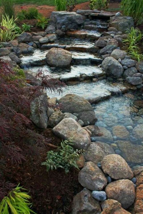 bassin de jardin cascade pierre caillou eau