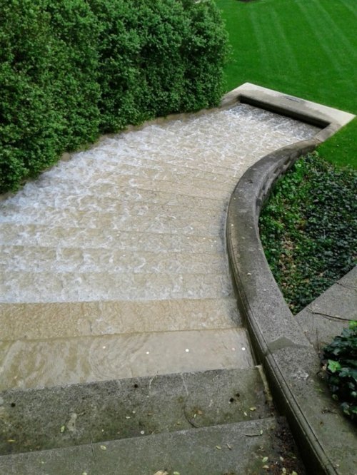 bassin de jardin fontaine escalier pierre cascade