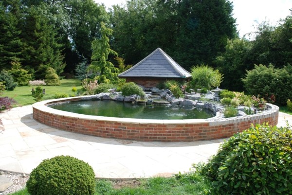 bassin rond koi briques jardin