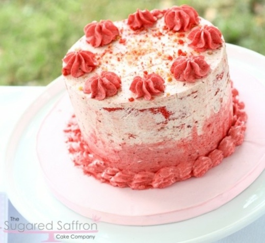 beau gâteau de mariage à base de fraises