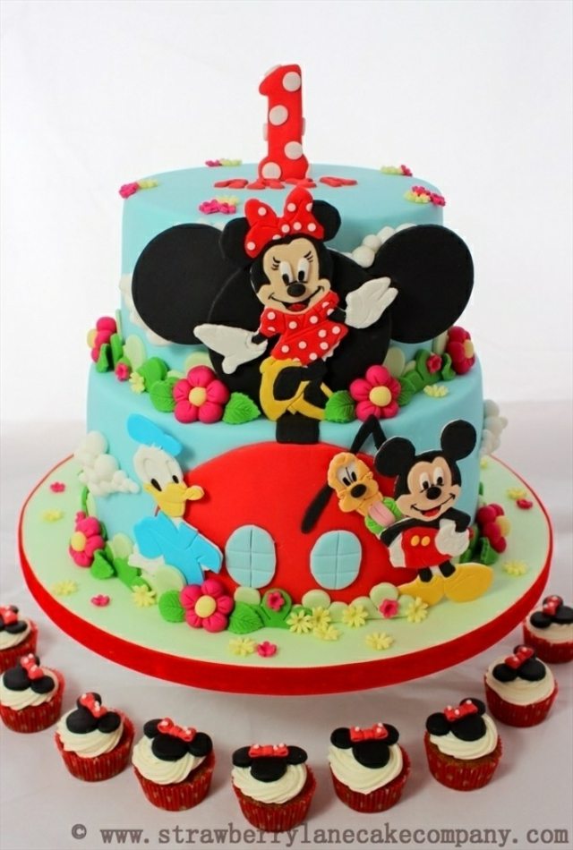 beau gâteau minie mouse entouré cupcakes adorables
