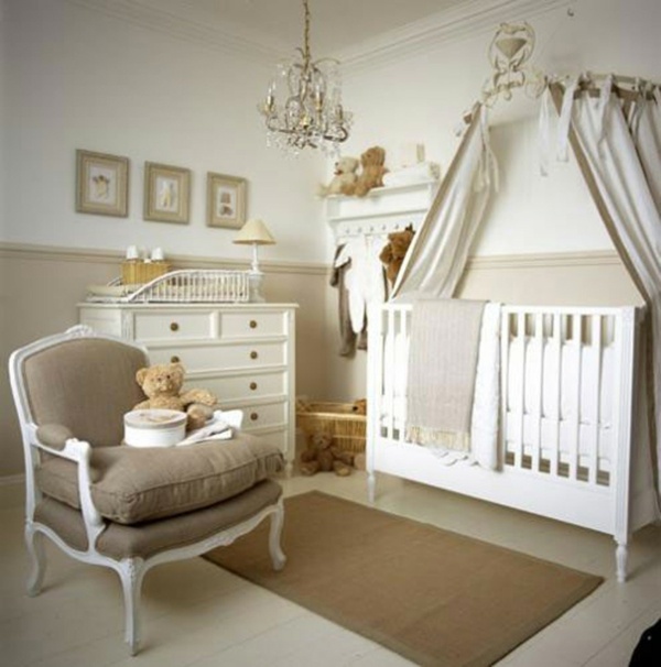 Déco chambre bébé en beige et blanc lit de princesse