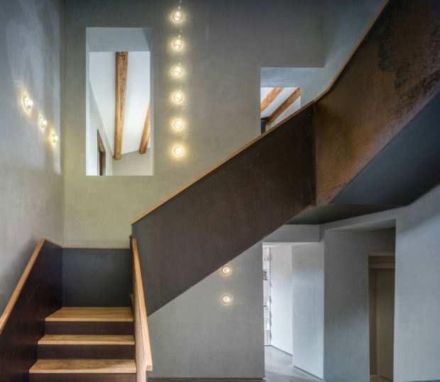 bel escalier design avec ouvertures dans mur