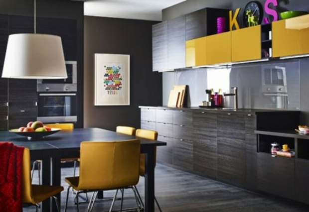 belle cuisine noir accentuée par mobilier jaune