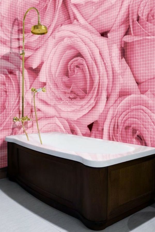 mosaïque salle de bain féminine avec un dessin de rose fleur