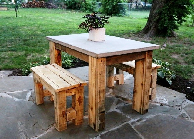 Petite table de jardin en bois massif haute belle