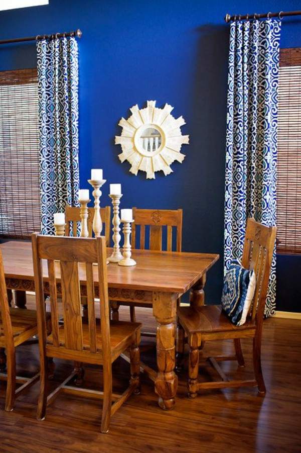 belle salle à manger bois ressort contre fond bleu