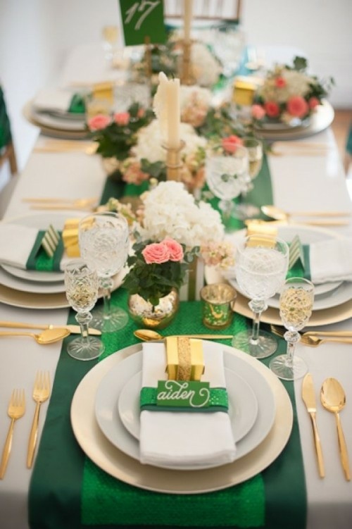 belle table blanche accentuée accessoires verts