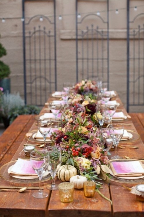 belle table bois ornée éléments floraux
