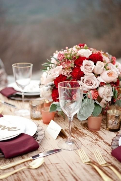 belle table bois rustique grand bouquet roses fleuries