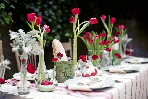 belle table décorée tulipes rouges
