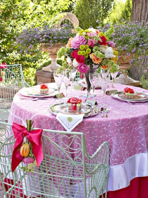 belle table ronde ornée bouquet fleurs