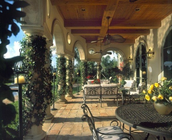 belle terrasse aménagée avec arcs couverts plantes grimpantes