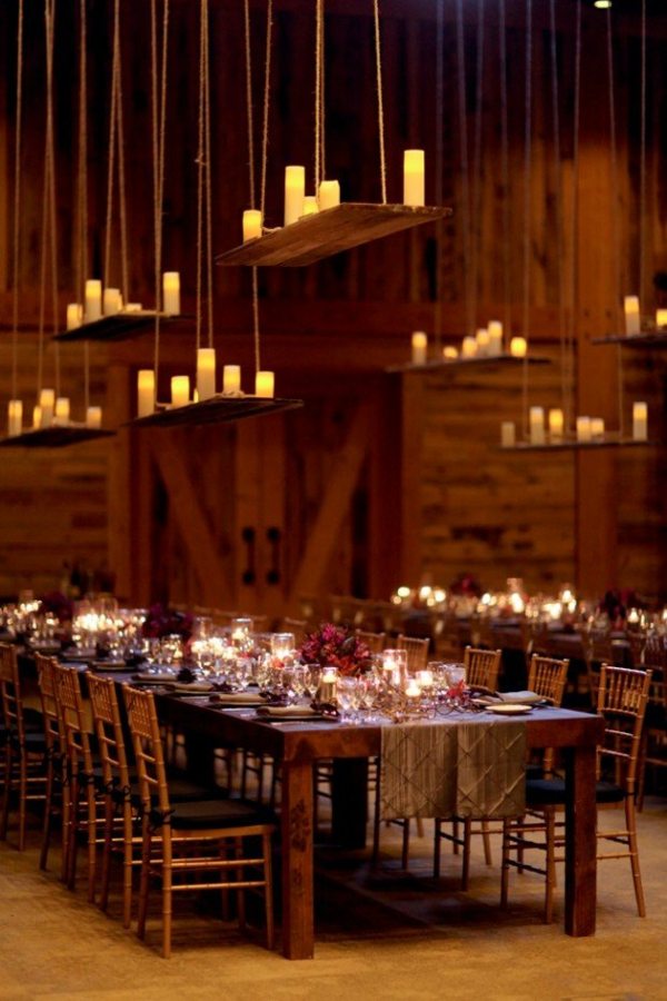 belles bougies plateaux suspendus par dessus tables à manger