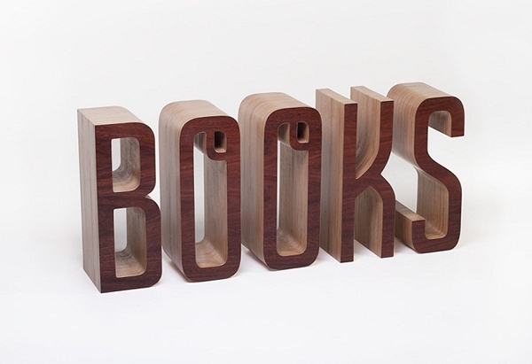 bibliothèque en bois typographique design