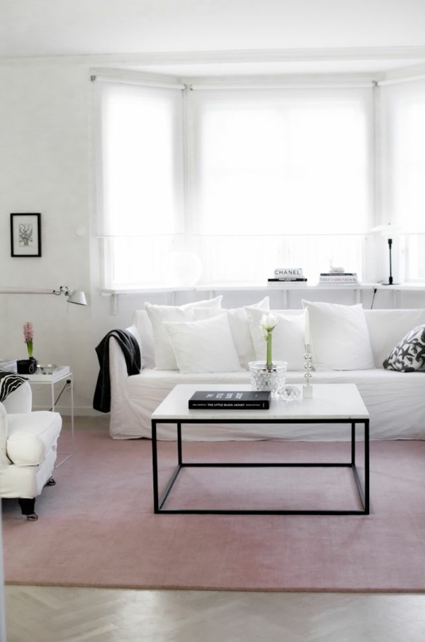 Doux tapis rose pour un salon blanc très élégant conception simple classe
