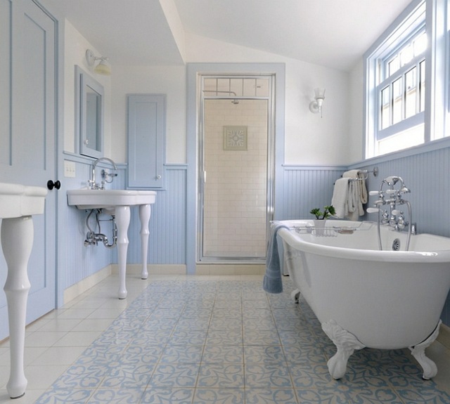 bleu clair blanc salle bains baignoire sur pieds
