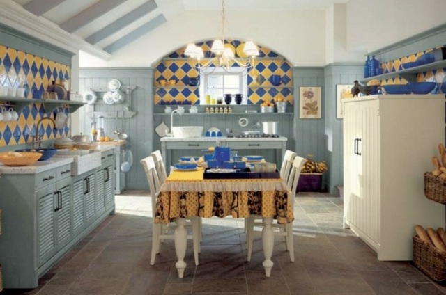 Look retro de cette cuisine en jaune et bleu maison sud  vintage