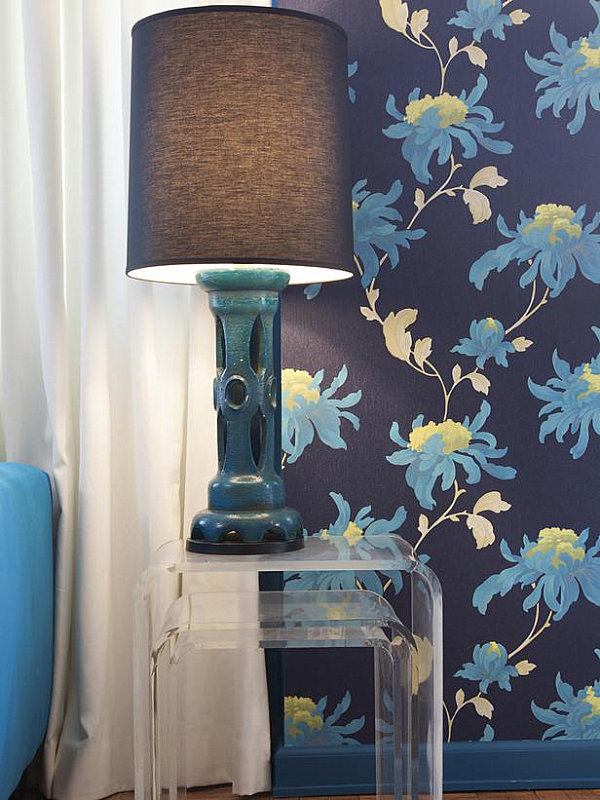 bleu interieur lampe chevet papier peint floral
