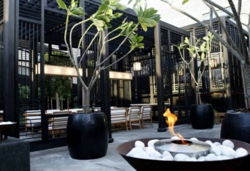 bol vasque coupe feu galet blanc cache pot plante architecture lounge chaises restaurant pergola bois noir treillis