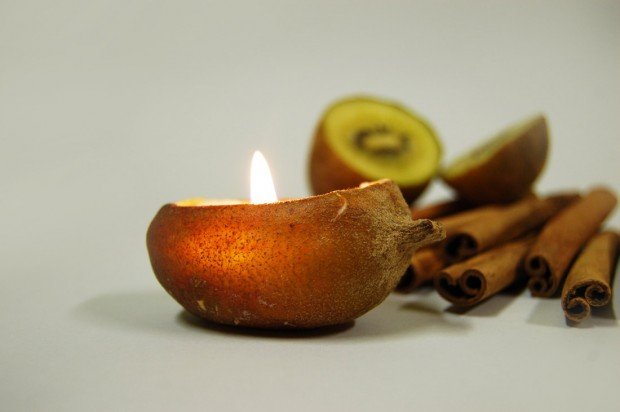 bougies parfumée cannelle dans un kiwi