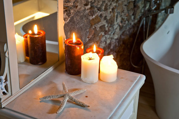 bougies relaxantes sur commode dans salle bains