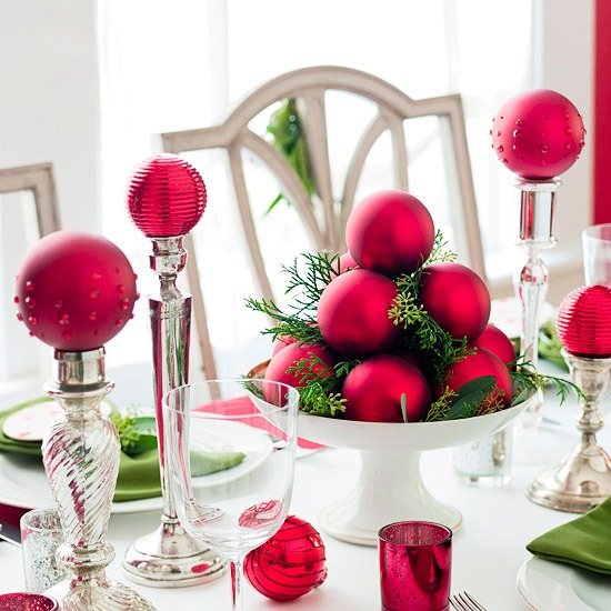 boules de Noël magenta-chandeliers-argent-déco-table