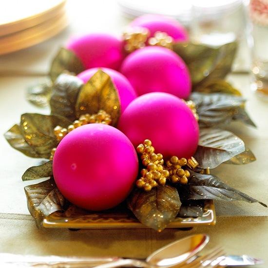 boules de noël roses décor table