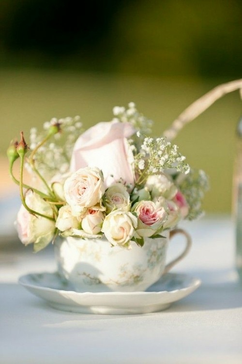 bouquet de fleurs dans tasse thé
