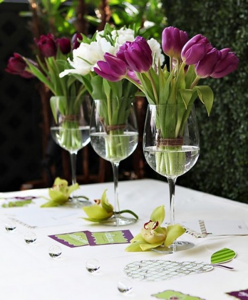 bouquets tulipes dans verres de vin convertis vases