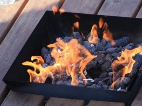 braise feu carre vasque coupe planche bois sol charbon