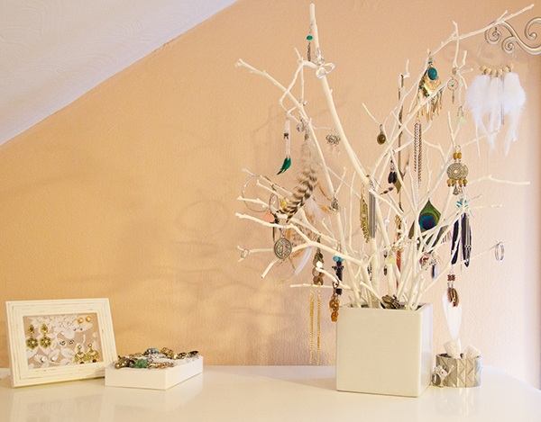 rangement de bijoux DIY branches peintes couleur blanche accrocher bijoux