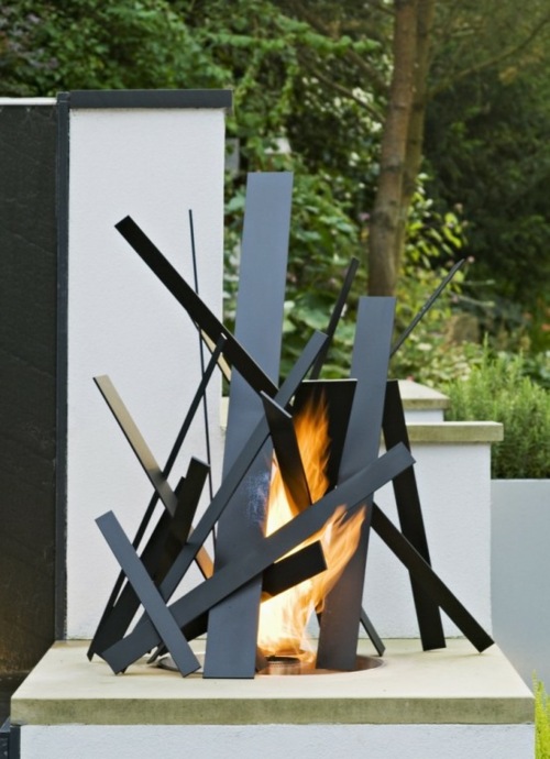 brasero design feu piedestal buche bucher noir metal bandes sculpture