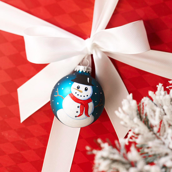 bricoler-bonhomme-neige-ornement-arbre-Noel-décoratif-boîte-cadeaux-rouge-ruban-blanc bricoler un bonhomme de neige