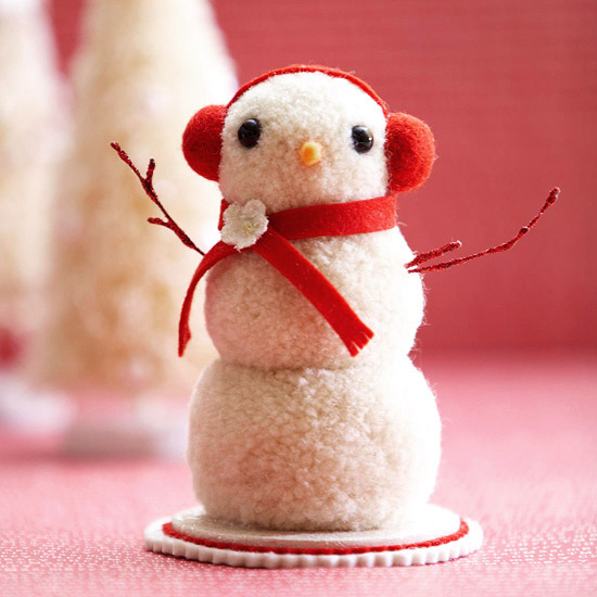 bricoler-bonhomme-neige-petite-figure-feutre-blanc-accessoires-rouges bricoler un bonhomme de neige
