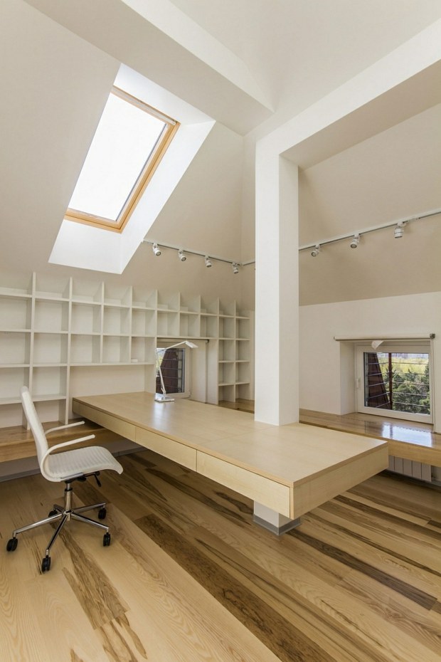 bureau à domicile fonctionnel avec lucarne et ample espace rangement