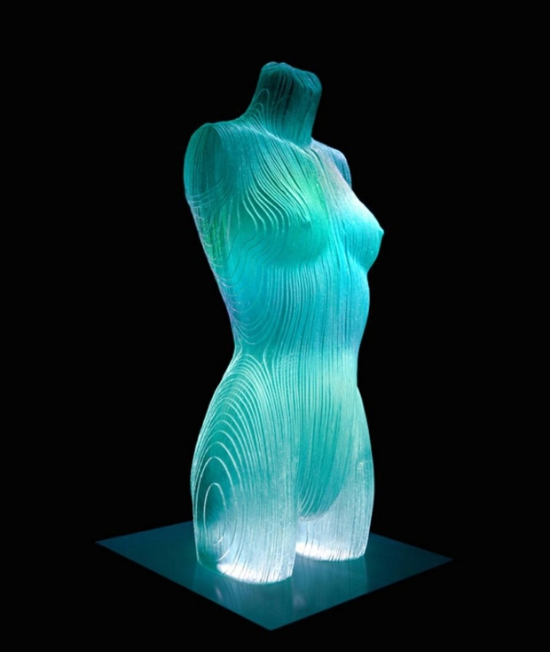 buste sculptural fait de verre taillé à la main